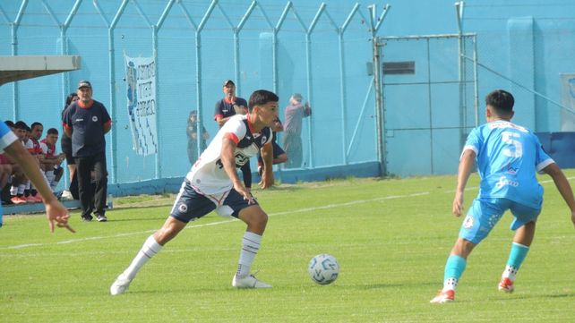 Va al frente. Tomás Ramírez volvió a vestir la camiseta de Central Córdoba ante J. J. Urquiza.