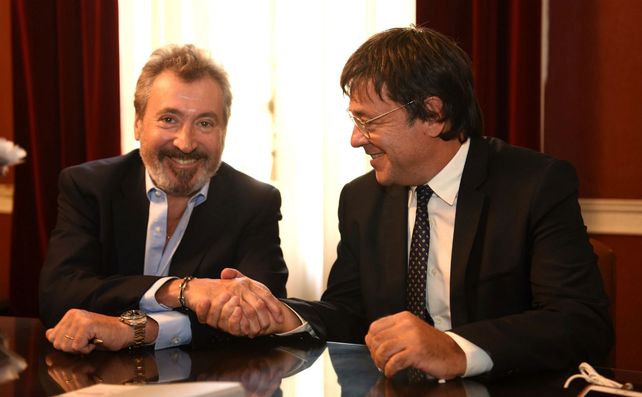 Daniel Vila y Gustavo Scaglione se saludan tras la firma de la compra.