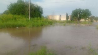 El arroyo desbordado borró la calle.&nbsp;