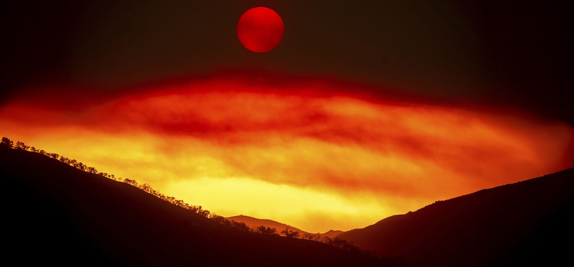 El humo del incendio de Gifford llena el cielo mientras el sol se pone sobre el Bosque Nacional Los Padres, California, el lunes 4 de agosto de 2025. (Foto AP/Noah Berger)