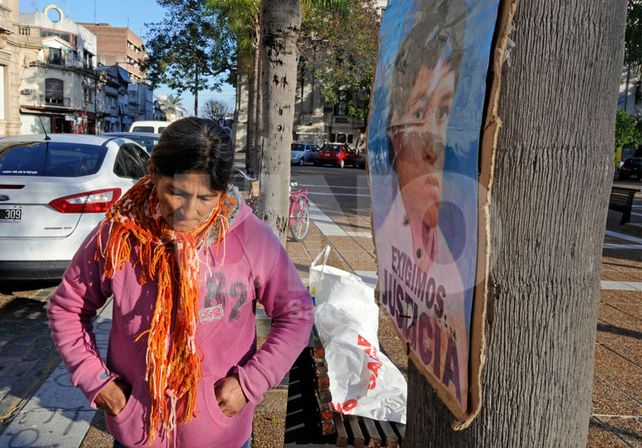 Ramona acompaña a su marido en el reclamo de justicia por la muerte de su hijo en el año 2002. Fotógrafo: Mauricio Centurión / Diario UNO Santa Fe