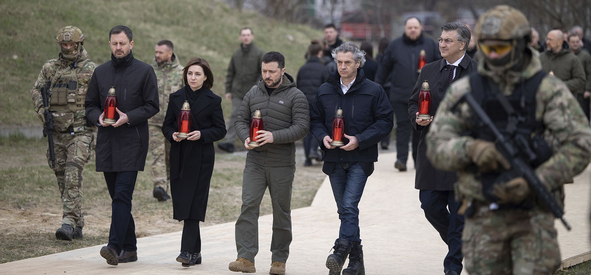 De izquierda a derecha, el primer ministro de Eslovaquia, Eduard Heger, la presidenta de Moldavia, Maia Sandu, el presidente de Ucrania, Volodymyr Zelenskyy, el primer ministro de Eslovenia, Robert Golob, y el primer ministro de Croacia, Andrej Plenkovic, asisten a un evento conmemorativo en el aniversario de la liberación de los territorios de las tropas rusas. (Oficina de Prensa Presidencial de Ucrania vía AP)