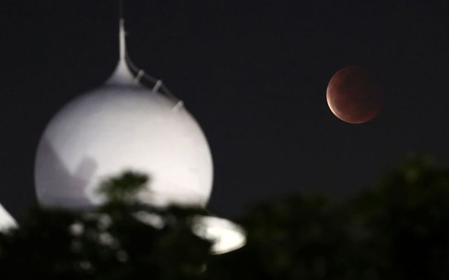 La luna llena se eleva sobre una mezquita mientras se estaba produciendo un eclipse lunar total en Yakarta