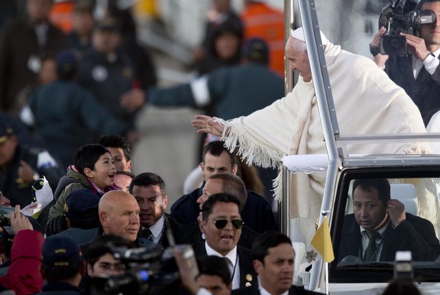 Carisma. Francisco saluda a la multitud que se congregó para recibirlo.