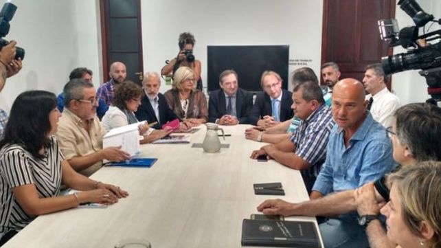 Docentes rechazan la nueva oferta del gobierno del 10% de aumento