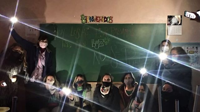 Los docentes iluminaron con linternas las aulas porque se robaron los cables de una escuela&nbsp;