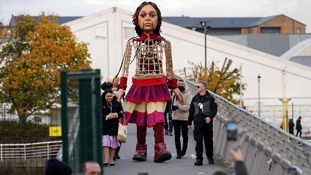 La pequeña Amal, una marioneta de 3,5 metros de un refugiado sirio de 10 años, cruza el Puente del Milenio cerca de la sede de la Cumbre del Clima de la ONU COP26 en Glasgow, Escocia. La cumbre climática de la ONU en Glasgow ha entrado en su segunda semana y los líderes de todo el mundo están reunidos en la ciudad más grande de Escocia para exponer su visión para abordar el desafío común del calentamiento global.