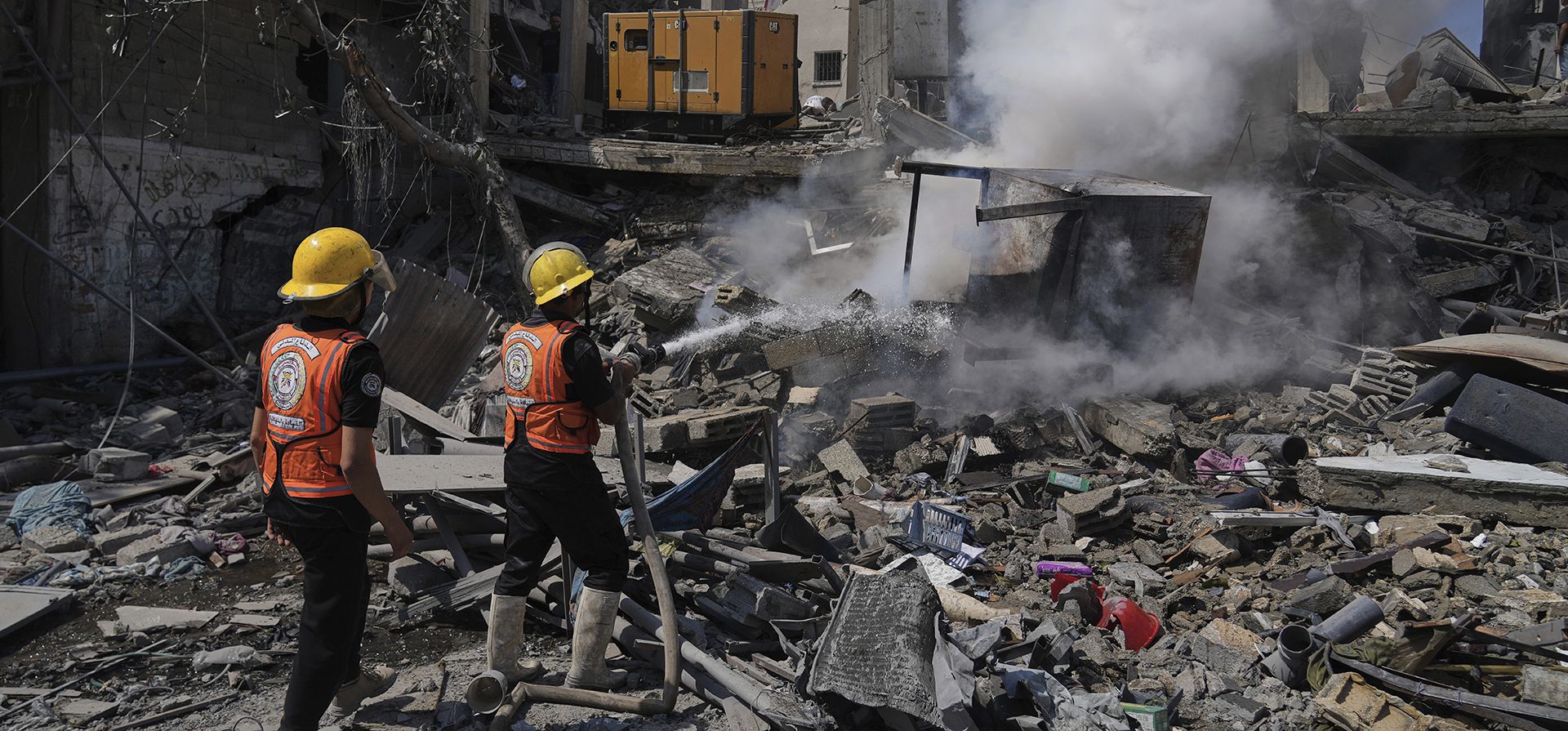 Bomberos palestinos trabajan para extinguir un incendio tras un ataque israelí que destruyó un edificio en Deir al-Balah, en el centro de la Franja de Gaza, el lunes 16 de junio de 2025. (Foto AP/Abdel Kareem Hana) Bomberos palestinos trabajan para extinguir un incendio tras un ataque israelí que destruyó un edificio en Deir al-Balah, en el centro de la Franja de Gaza, el lunes 16 de junio de 2025. (Foto AP/Abdel Kareem Hana)