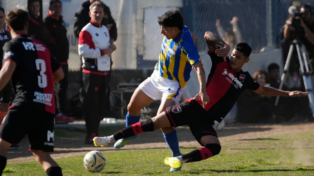Newell's y Central disputaron un clásico en el que, por momentos, lucharon más de lo que jugaron.