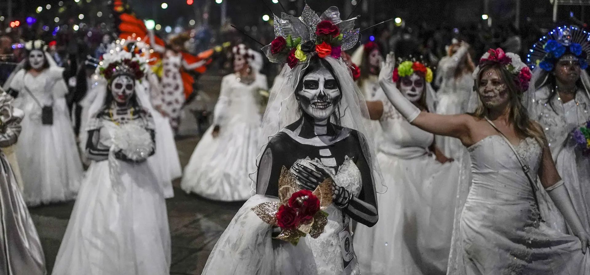 Ciudad de México. La gente participa en la Gran Procesión de las Catrinas, parte de las celebraciones del Día de Muertos Fotografía: Eduardo Verdugo/A