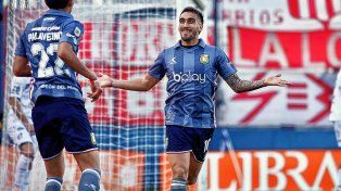 Mauro Méndez festeja el gol de Estudiantes.