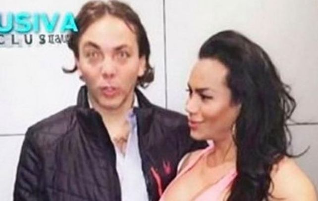 Cristian Castro muestra su sorpresa al ser fotografiado junto a Melissa.
