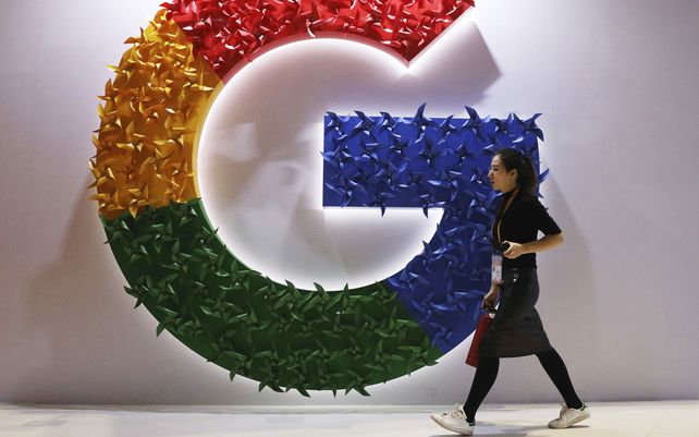 Una mujer pasa junto al logotipo de Google en la Exposición Internacional de Importaciones de China en Shanghai.
