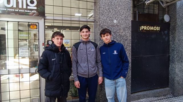 Los jóvenes intervinieron de inmediato y uno de ellos hizo RCP en la calle.