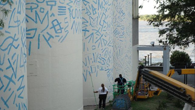 Los silos Davis vuelven a pintarse y esta vez de la mano de un artista bonaerense