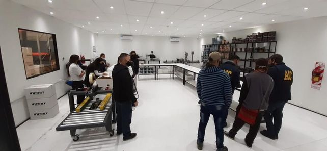 El depósito de Alsina al 2400 allanado y donde se encontraron varios envases de suplementos dietarios.