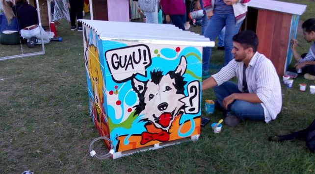 Artistas santafesinos intervinieron cuchas para perros de la calle