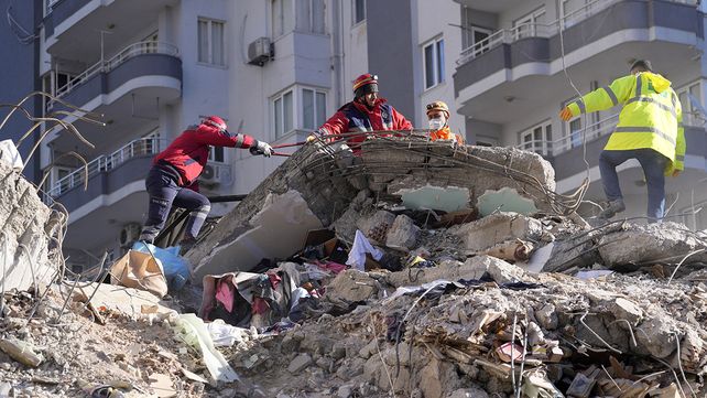 Rescatan a una mujer que pasó más de 100 horas sepultada tras el sismo en Turquía