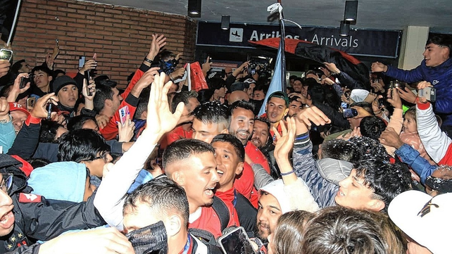 Así fue recibido el campeón Patronato en Paraná