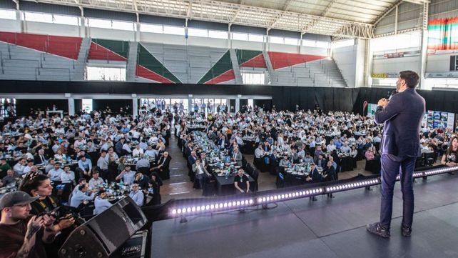 El gobernador llegó al almuerzo de Fisfe luego de participar de la cumbre de Río Cuarto y antes de viajar a Santa Fe a jurar la nueva Constitución.