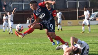 Al ataque. Lautaro Villegas inicia el avance charrúa ante Lamadrid. El matador tuvo una floja producción.&nbsp; &nbsp;