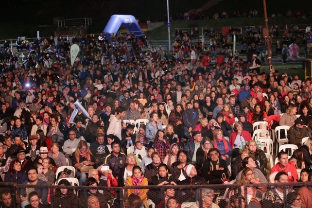 Una multitud en la segunda noche de la Fiesta Nacional del Mate