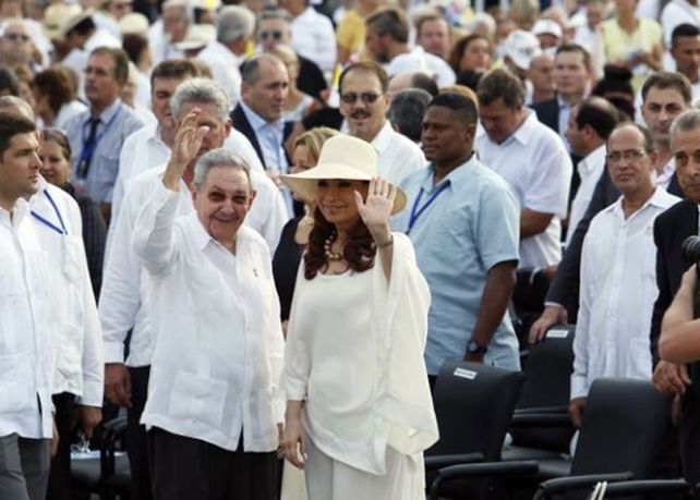 La mandataria argentina junto al líder cubano Raúl Castro.