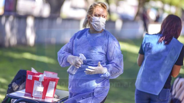 Recibirán sus vacunas de refuerzo profesionales de la salud tanto pública como privada
