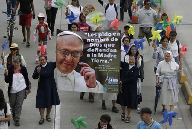 fieles. Un grupo de monjas porta una pancarta con la imagen de Francisco en el centro de Bogotá.