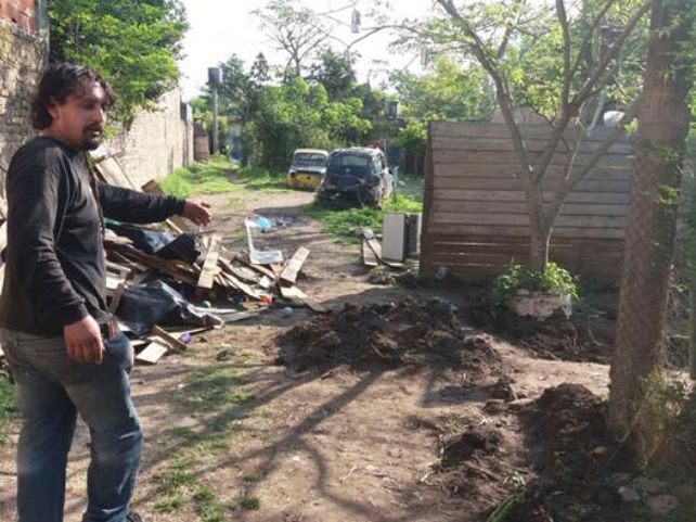 Espeluznante. Un vecino señala el lugar donde fue hallado el cuerpo. (NA)