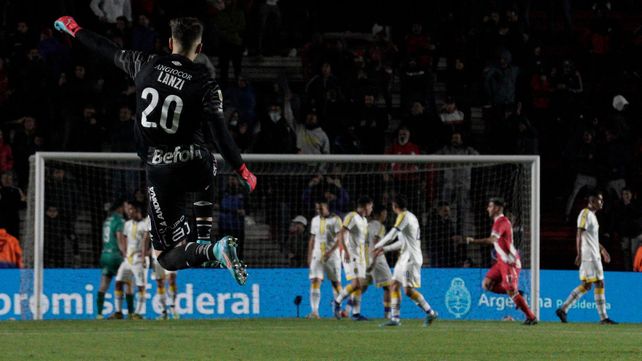 Los futbolistas de Argentinos celebran uno de los goles, los de Tevez lo sufren.