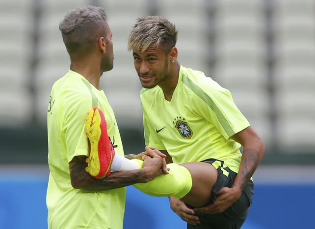 Los locos peinados de los futbolistas en Brasil