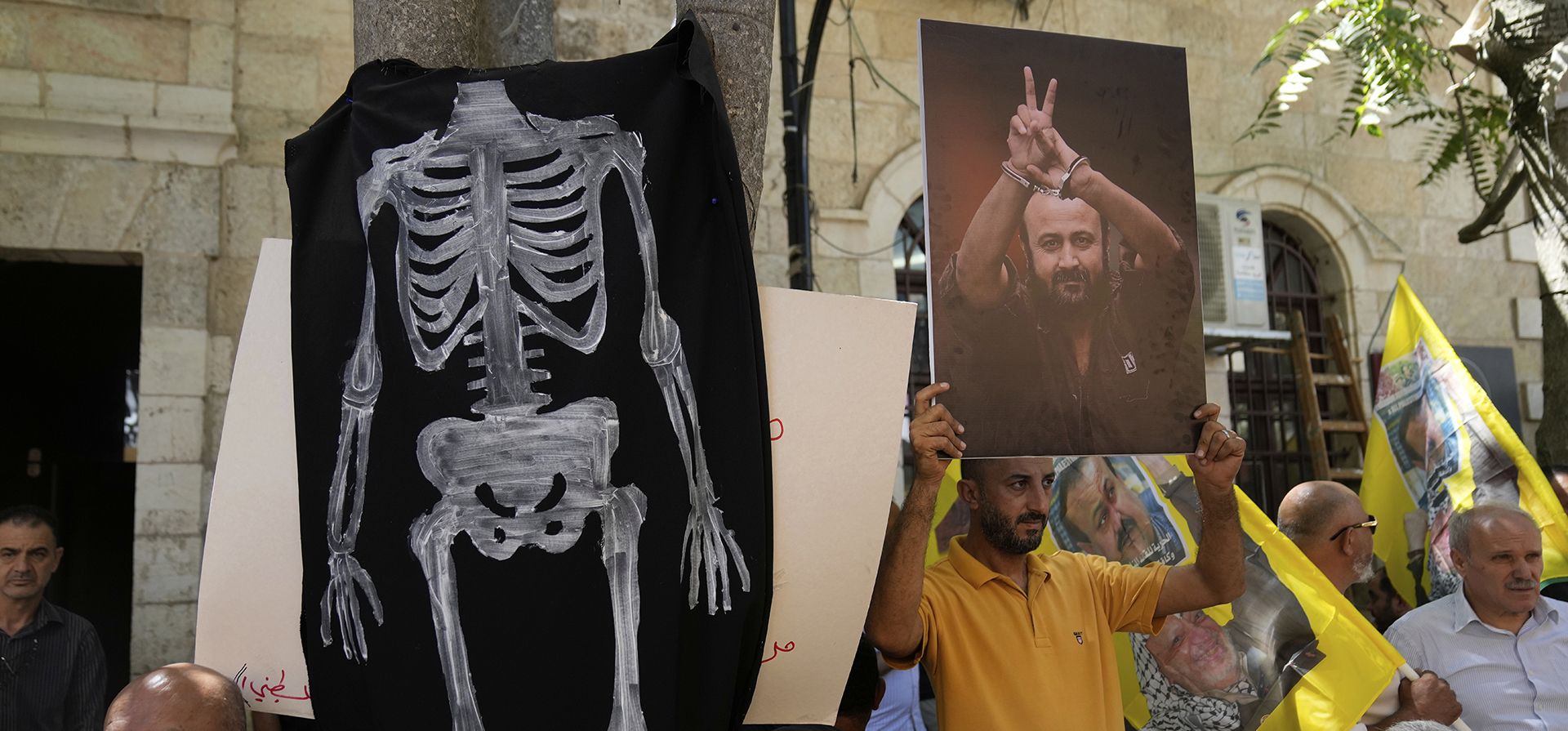 Partidarios del popular líder palestino Marwan Barghouti portan carteles con su imagen mientras protestan contra un video publicado el viernes por un ministro israelí, en el que se le ve amonestándolo en una reunión dentro de una prisión, durante una protesta en Ramallah, Cisjordania, el martes 19 de agosto de 2025. (Foto AP/Nasser Nasser) Partidarios del popular líder palestino Marwan Barghouti portan carteles con su imagen mientras protestan contra un video publicado el viernes por un ministro israelí, en el que se le ve amonestándolo en una reunión dentro de una prisión, durante una protesta en Ramallah, Cisjordania, el martes 19 de agosto de 2025. (Foto AP/Nasser Nasser)