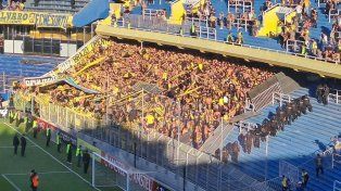 Los hinchas de Peñarol iniciaron el conflicto en el Gigante de Arroyito y Central respondió arrojando vallas.&nbsp;
