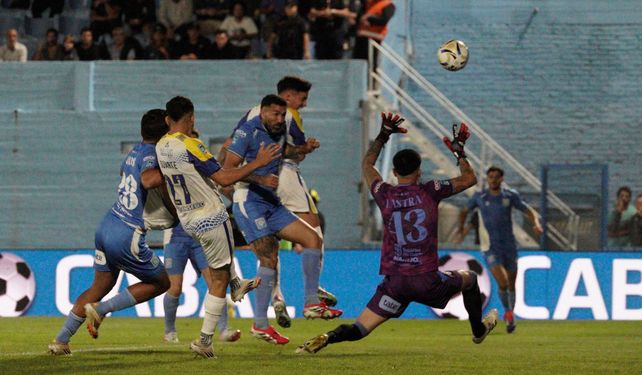 Enzo Copetti convirtió de cabeza y puso en ventaja a Central en el partido ante Estudiantes de Río Cuarto.