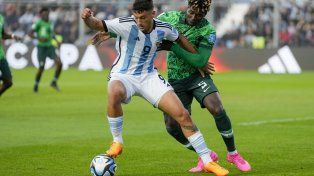 Alejo Veliz intenta superar al nigeriano Salim Lawal. El goleador sumó tres goles en el Mundial sub-20.&nbsp;
