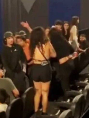 Escándalo en un cine: una discusión por los asientos terminó en pelea y dos mujeres detenidas