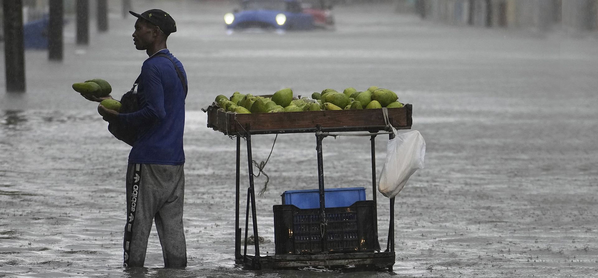 Un vendedor de aguacates trabaja en una calle inundada por la lluvia provocada por el huracán Idalia en La Habana, Cuba, la madrugada del martes 29 de agosto de 2023. (Foto AP/Ramon Espinosa) Un vendedor de aguacates trabaja en una calle inundada por la lluvia provocada por el huracán Idalia en La Habana, Cuba, la madrugada del martes 29 de agosto de 2023. (Foto AP/Ramon Espinosa)