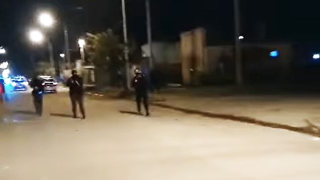 La policía quiso recuperar caballo robado y vecinos los sacaron a tiros y piedrazos
