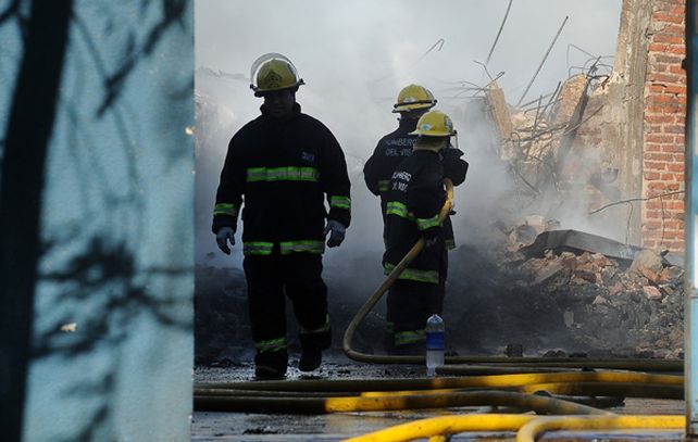 El incendio provocó daños totales y el derrumbe de algunas paredes. (Foto: Télam)
