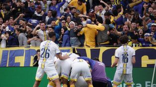 Todo Central festeja el gol de Veliz, en el primer tiempo.&nbsp;