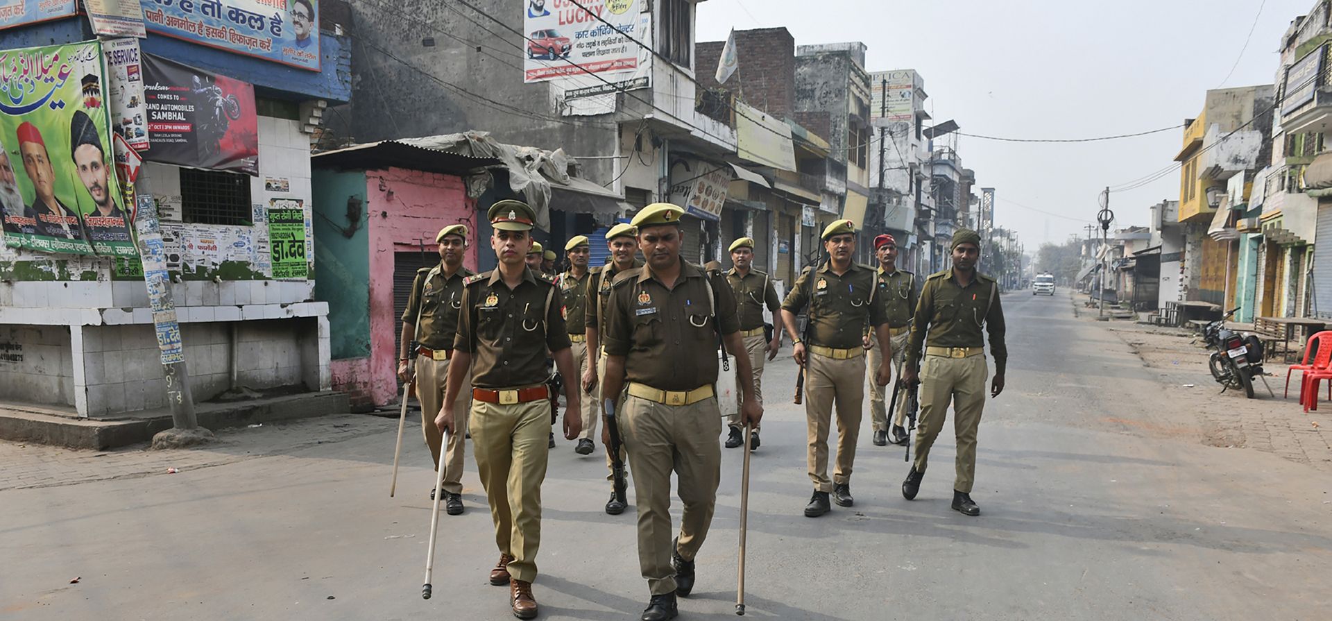 Policías patrullan las calles desiertas de Sambhal, en el estado de Uttar Pradesh, en el norte de India, el lunes 25 de noviembre de 2024. (Foto AP) Policías patrullan las calles desiertas de Sambhal, en el estado de Uttar Pradesh, en el norte de India, el lunes 25 de noviembre de 2024. (Foto AP)