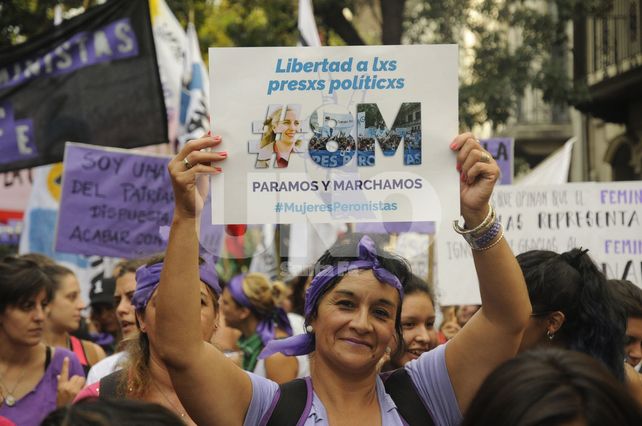 Más de 4.000 mujeres marcharon hacia la Legislatura para reclamar por sus derechos