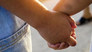 Un milagro: dos hermanitos se fueron caminando solos tres kilómetros a lo de una tía