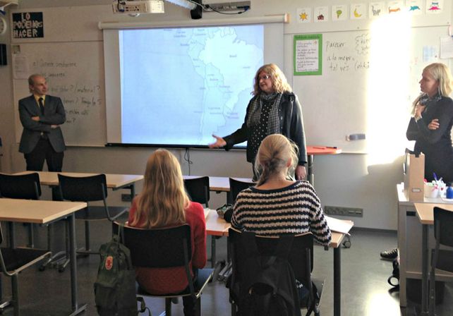 Balagué visitó una escuela en Helsinki y aseguró que formarán en conjunto a los maestros