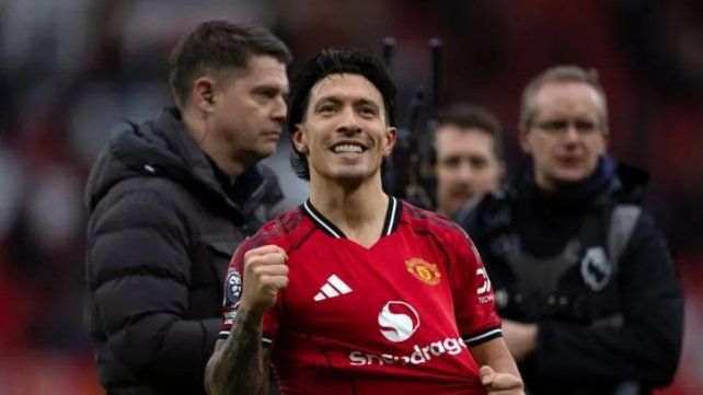 Lisandro Martínez celebrando el triunfo en Old Trafford.&nbsp;