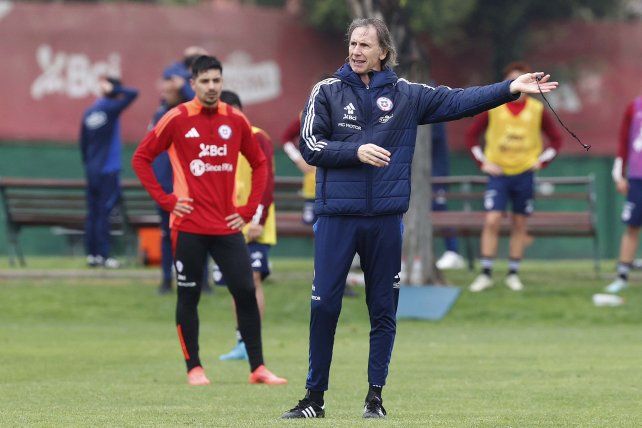 Ricardo Gareca llega cuestionado al partido de Chile ante Brasil.