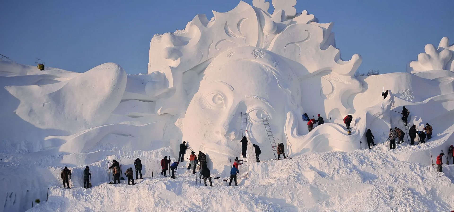 Escultores trabajando el día de Navidad en una gigantesca escultura de nieve en Sun Island, Harbin, China. Fotografía: AFP/Getty Images Escultores trabajando el día de Navidad en una gigantesca escultura de nieve en Sun Island, Harbin, China. Fotografía: AFP/Getty Images
