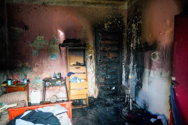 Un hombre sufrió quemaduras el martes 27 de octubre de 2026 durante un incendio en Felipe Moré al 3000.