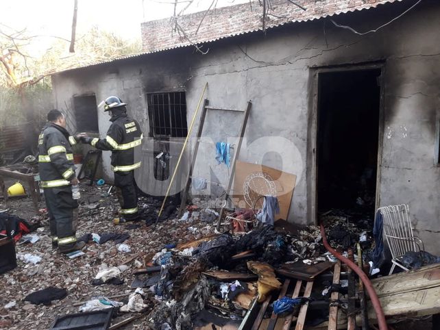 Se incendió una vivienda en Barrio Centenario y las pérdidas fueron totales